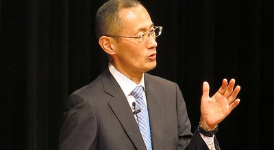 A lecture by the 2012 Nobel laureate in Physiology or Medicine, Dr. Shinya Yamanaka, was held in the Ryukyu Shimpo Hall as part of the joint Next Generation Development Project between OIST and the Ryukyu Shimpo | ノーベル生理学・医学賞受賞　山中伸弥氏講演会「ｉＰＳ細胞がひらく新しい医学―科学者を目指す君たちへ―」 | 沖縄科学技術大学院大学・琉球新報による次世代育成事業の一環で、京都大学iPS細胞研究所所長でノーベル生理学・医学賞を受けた山中伸弥氏の講演会が、沖縄県那覇市の琉球新報ホールで開かれた