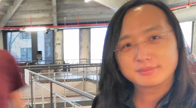 852px-Audrey_Tang_showing_a_SwellRT_sticker_in_her_tablet_at_MediaLab-Prado._Madrid,_Nov_2016