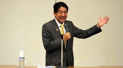1024px-Shinzō_Abe_lectures_at_Meiji_Institute_for_Global_Affairs_Symposium