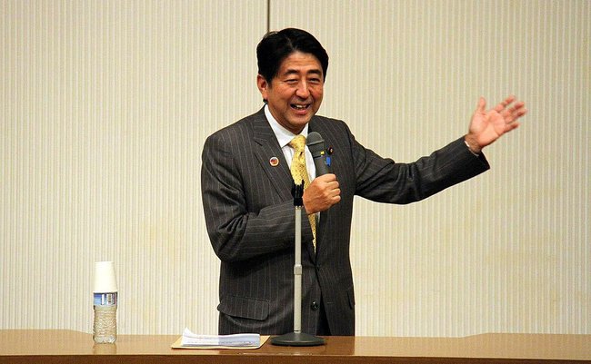 1024px-Shinzō_Abe_lectures_at_Meiji_Institute_for_Global_Affairs_Symposium