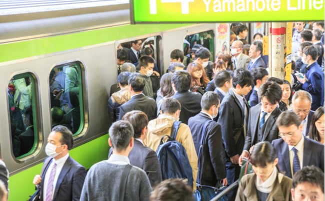 「隣は新型コロナ感染者か」恐れながら満員電車で出勤する日本人