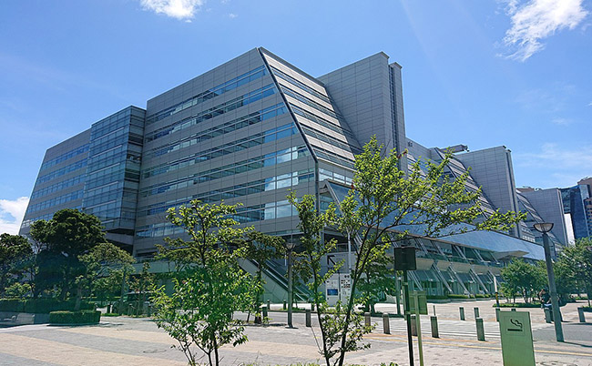 1280px-Tokyo_Fashion_Town_Building,_at_Ariake,_Koto,_Tokyo_(2019-08-13)_01