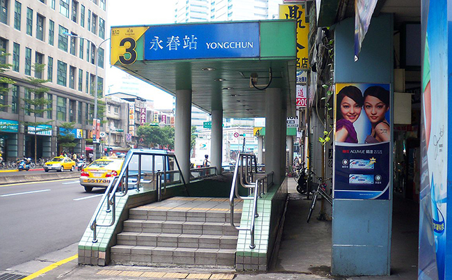 1280px-Yongchun_Station_Exit3