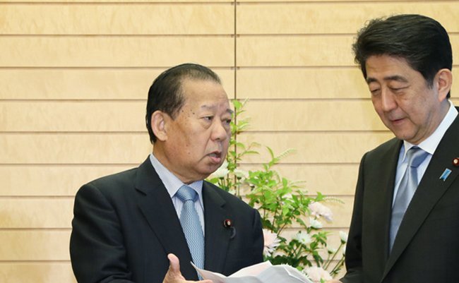 Toshihiro_Nikai_and_Shinzō_Abe