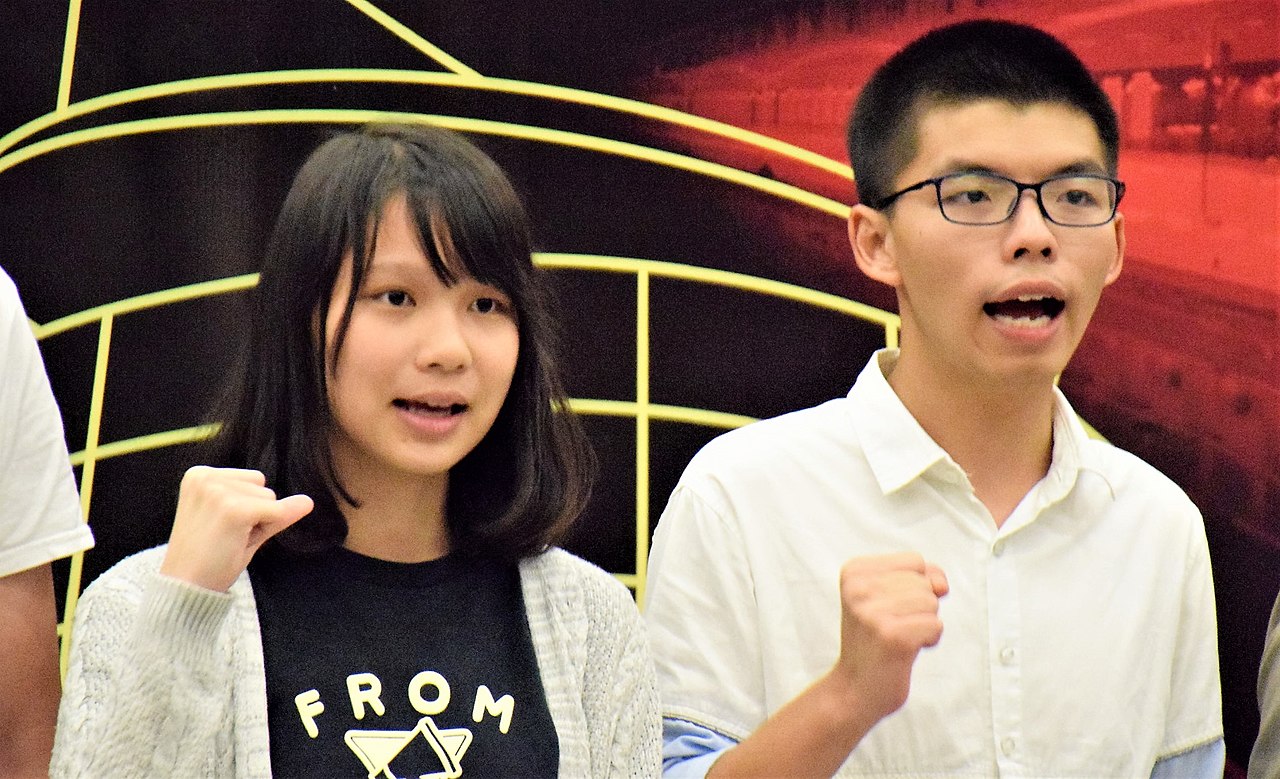 1280px-香港眾志常委周庭及秘書長黃之鋒