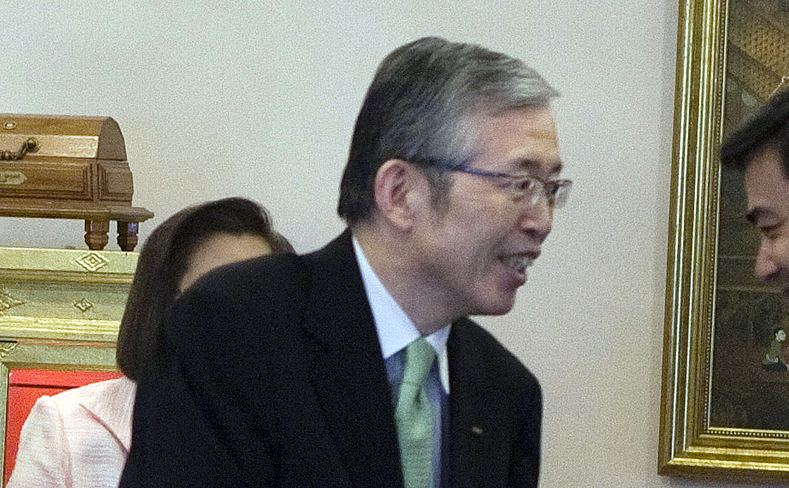 Mr.Nagamori_met_Abhisit_Vejjajiva_in_2010