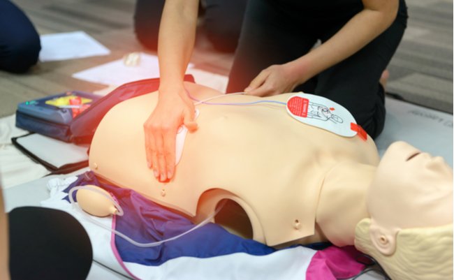 女性の命を救えぬ日本の男たち。「AEDでセクハラ」懸念はデマか女の自業自得か？