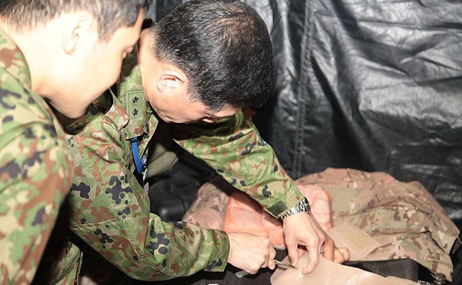 Japan_Self-Defense_Force_members_tour_medical_facilities_130328-M-UU132-256
