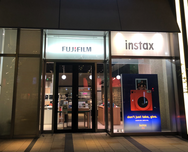 富士フイルム本社の「FUJIFILM SQUARE」。インスタックス（チェキ）は今や富士フイルムの主力商品