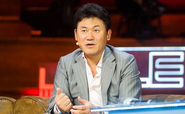 1280px-Hiroshi_Mikitani,_Chairman_&_CEO,_Rakuten_&_Tim_Bradshaw,_Digital_Media_Correspondent,_Financial_Times_@_LeWeb_London_2012_Central_Hall_Westminster-1791