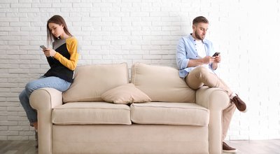 Couple,Addicted,To,Smartphones,Ignoring,Each,Other,At,Home.,Relationship