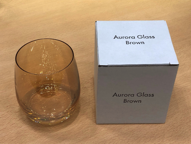 光の当たり方や入れる飲み物によって雰囲気が変化するオーロラグラス