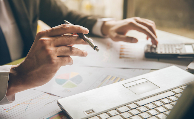 Businessman,Calculate,Cost,And,Expenses,Using,Laptop.businessman,Spin,The,Pen