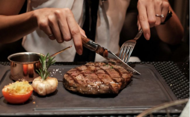 ステーキは“濃厚な性欲”の象徴。夜の相性は食事に関する夢でわかる