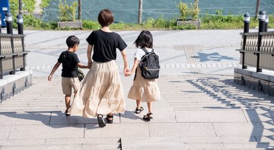 Family,Going,Down,The,Stairs