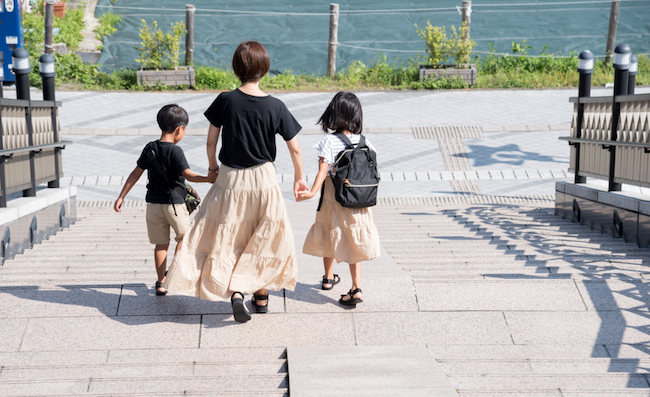 Family,Going,Down,The,Stairs