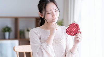 Asian,Woman,Worried,About,Having,A,Wallet