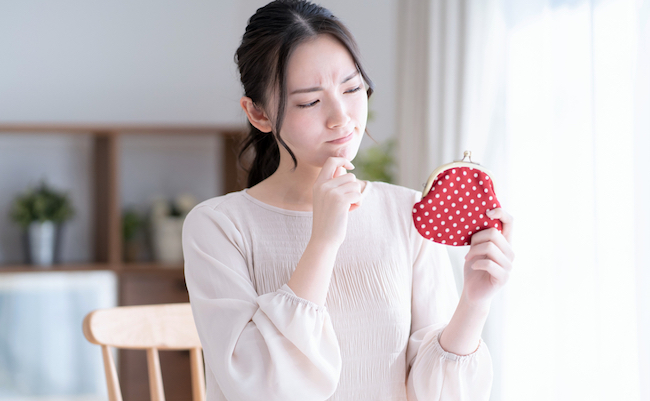 Asian,Woman,Worried,About,Having,A,Wallet