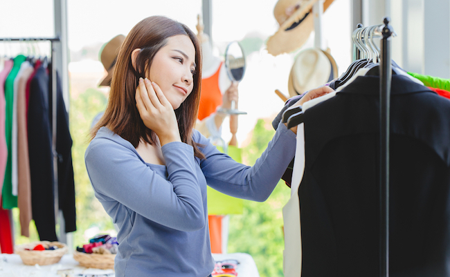 Women,Customer,Thinking,And,Hesitate,To,Choosing,Clothes,Black,Color