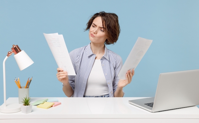 Young,Puzzled,Pensive,Employee,Business,Woman,20s,Wear,Casual,Shirt