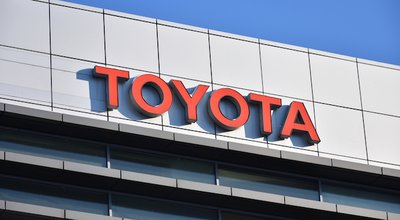 Toyota,Logo,,Sign,On,The,Facade,Of,Toyota,Motor,Poland