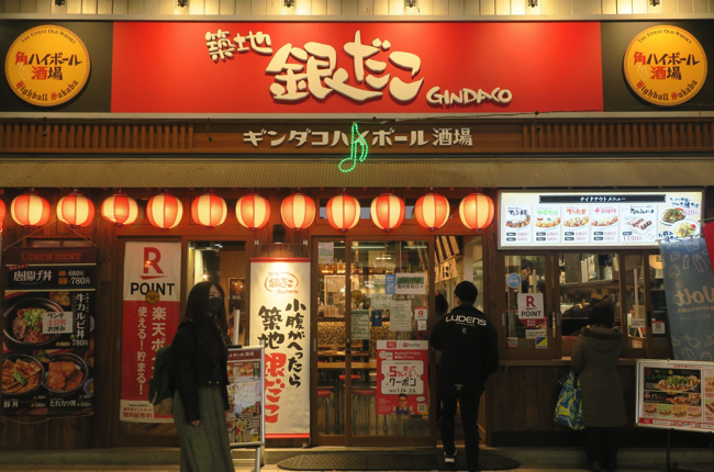 たこ焼にハイボールをはじめとした酒類をマッチングすることによって高家賃の都心部での出店できるようになった（筆者撮影）