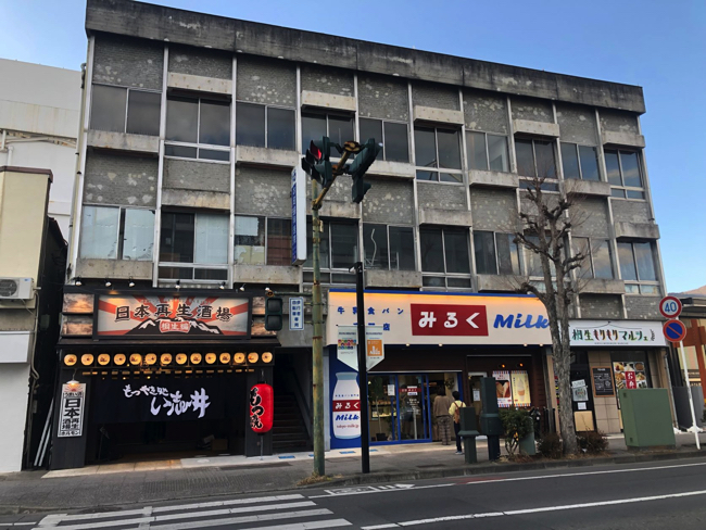 この3月にソフトオープンした「日本再生酒場 桐生編」（左端）。JR桐生駅から徒歩10分ほどで周辺はシャッター街だが存在感がある（ホットランド提供）