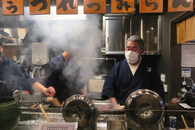 「日本再生酒場 桐生編」のソフトオープン初日3月1日に創業者の石井宏治氏が焼き台に立ち、いなせな雰囲気を醸し出していた（筆者撮影）