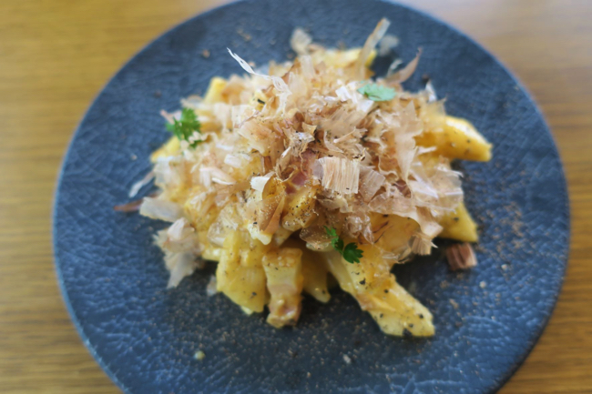 おつまみパスタの一例「カツオ出汁香る。濃厚和風カルボナーラ」680円