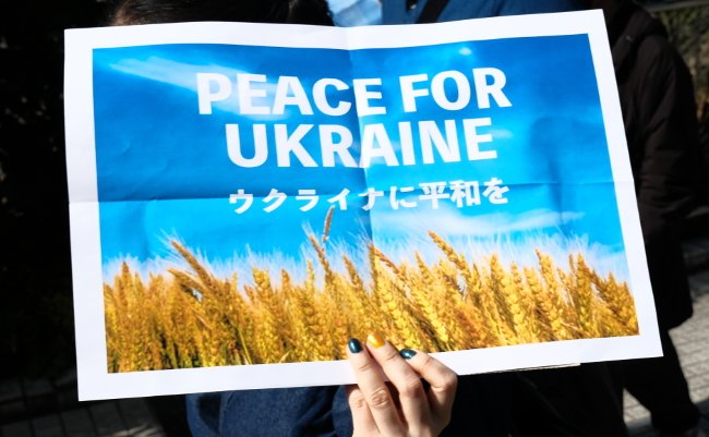 なぜ市民運動家は反戦デモ中にウクライナ国旗を持てなかったのか