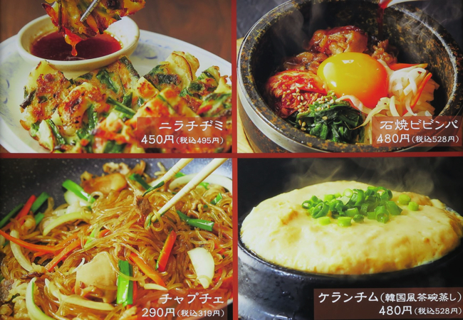 ビルの3階に出店している月島店では、1階で看板メニューの画像をアピールしている（筆者撮影）