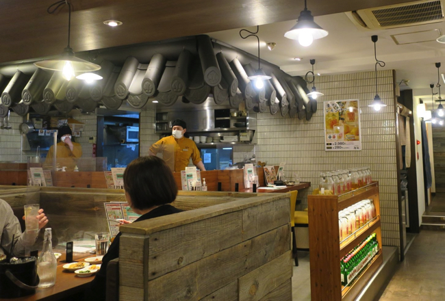 月島店の店内。16時オープンでディナー帯に近づくと予約客の来店が多くなる（筆者撮影）