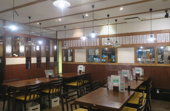 南砂町駅前店の店内。「養老乃瀧」からリニューアルしたものだが内装は至ってシンプルだ（筆者撮影）