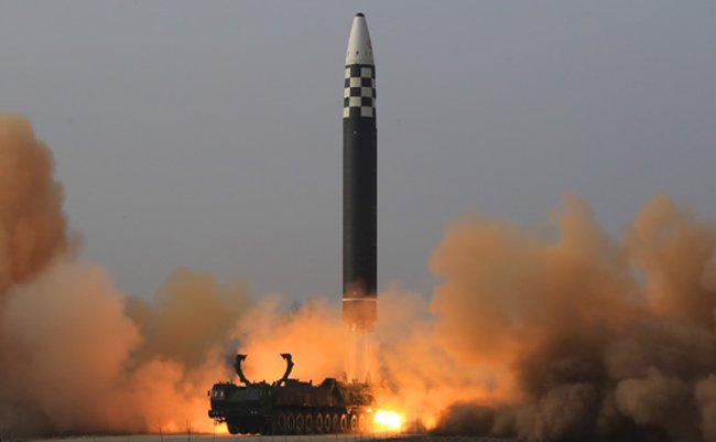 核を放棄し侵略されたウクライナ。北朝鮮がミサイル発射を繰り返すワケ