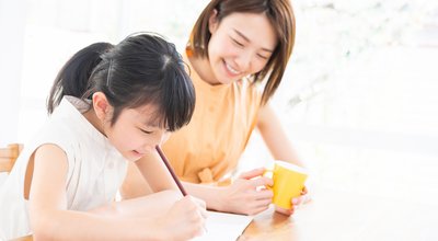 Asian,Parent,And,Daughter,Who,Study