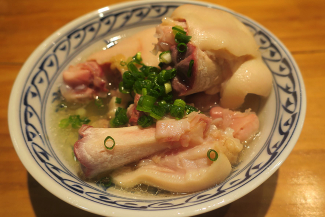 「豚足」600円、お一人様の女性客がこのメニューを目当てに来店する