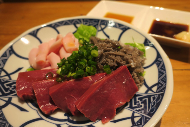 輝きのある美しい存在感が肉刺しのフレッシュ感を伝える