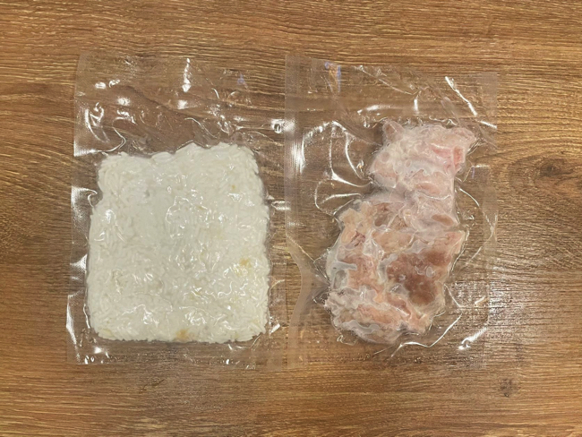 冷凍されたカオマンガイのご飯とチキン