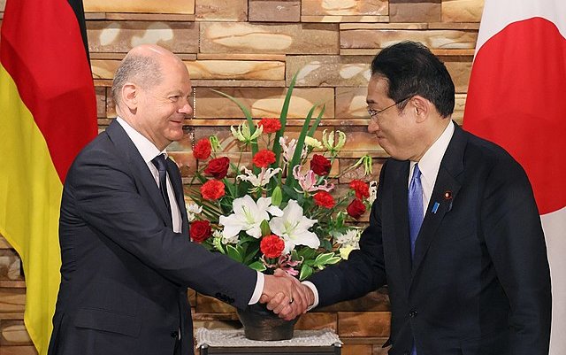 Fumio_Kishida_and_Olaf_Scholz_at_the_Prime_Minister's_Office_2022_(10)