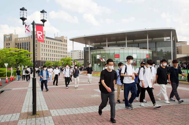 立命館大学びわこ・くさつキャンパス（滋賀県草津市）は理系の学部が主となっていて男子学生が目立つ。学生数は1万3,000人