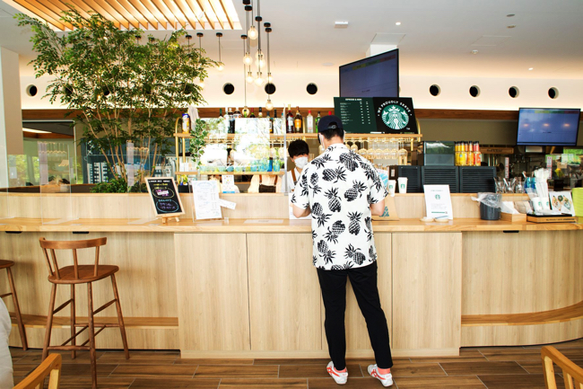 スターバックスの飲み物が提供され、ディナー帯にはアルコールの提供もある