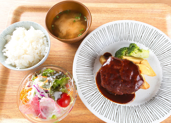 メニューの一つ「近江牛ハンバーグ定食(デミソース)」750円(税込)。飲食業が営んでいることからクオリティが高い定評を集める