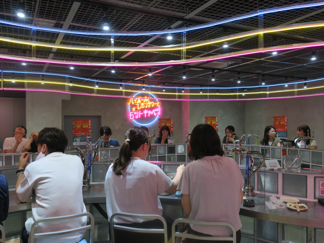 「鮪酒場まぐろじん」とスペースを共有する「モツトキャベツ」の客層は20代女性がほとんど