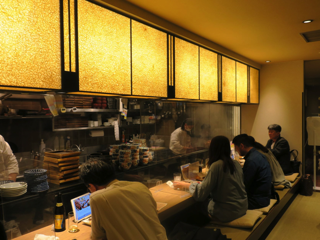 「焼鳥 ハレツバメ 横浜鶴屋町店」のカウンター席。平面プランは「鳥どり」当時のもので、このほか個室で構成