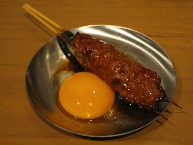 しっかりとした歯応えと旨味が特徴の「純けい 生つくね」1本198円(税込)