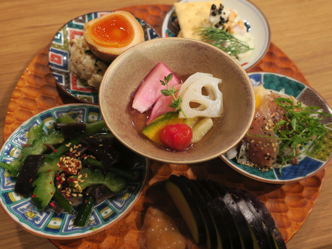 「焼鳥 ハレツバメ」の看板メニューの一つ「おまかせ冷菜5種盛り」1,380円（税込）