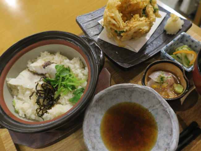 「釣宿酒場 マヅメ」のランチの看板メニュー「鯛土鍋めしと白えびかき揚げ定食」1,280円（税抜）