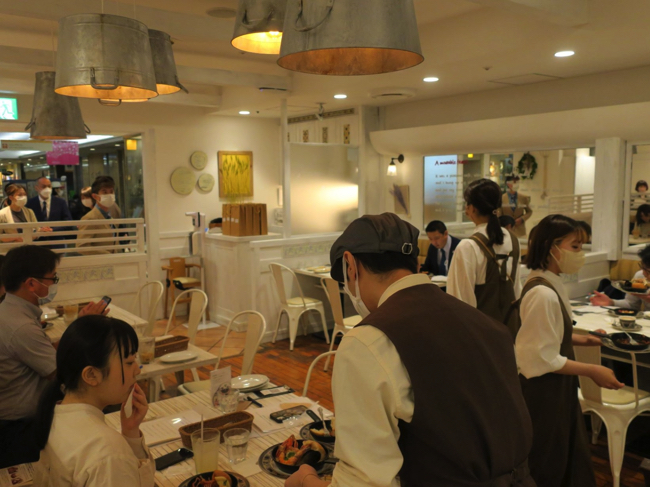 北海道の農家の素朴なイメージでまとめた「北国とミルク ココリア多摩センター店」の店内