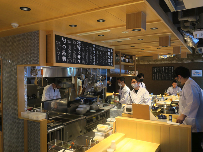 オープンキッチンが清々しい「鮨ト酒 日々晴々」(東京・新宿三丁目)の店内