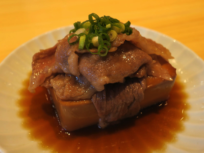 「鮨ト酒 日々晴々」の「レア肉豆腐」590円（税込）は1枚250円で牛肉を追加できる